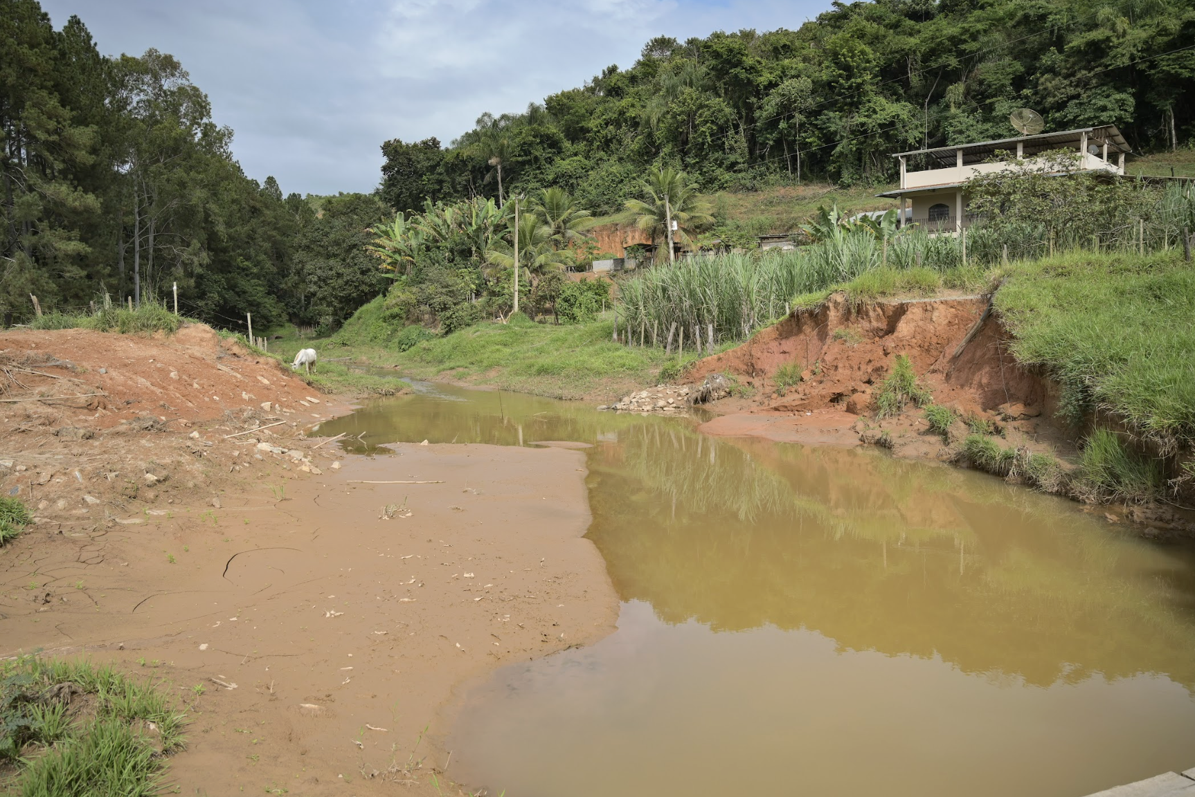 Aqui havia uma ponte Ponte sobre o ribeirão Ubá foi destruída por enchente em área rural da cidade. Foto: Washington Alves/Light Press