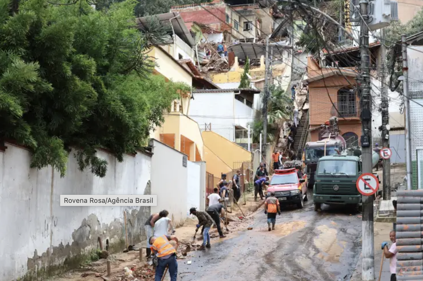 Encosta em JF Deslizamento de terra do Morro do Cristo, ocorrido durante a tempestade de segunda-feira, 23 de fevereiro, no Bairro Paineiras. Foto: Rovena Rosa/Agência Brasil