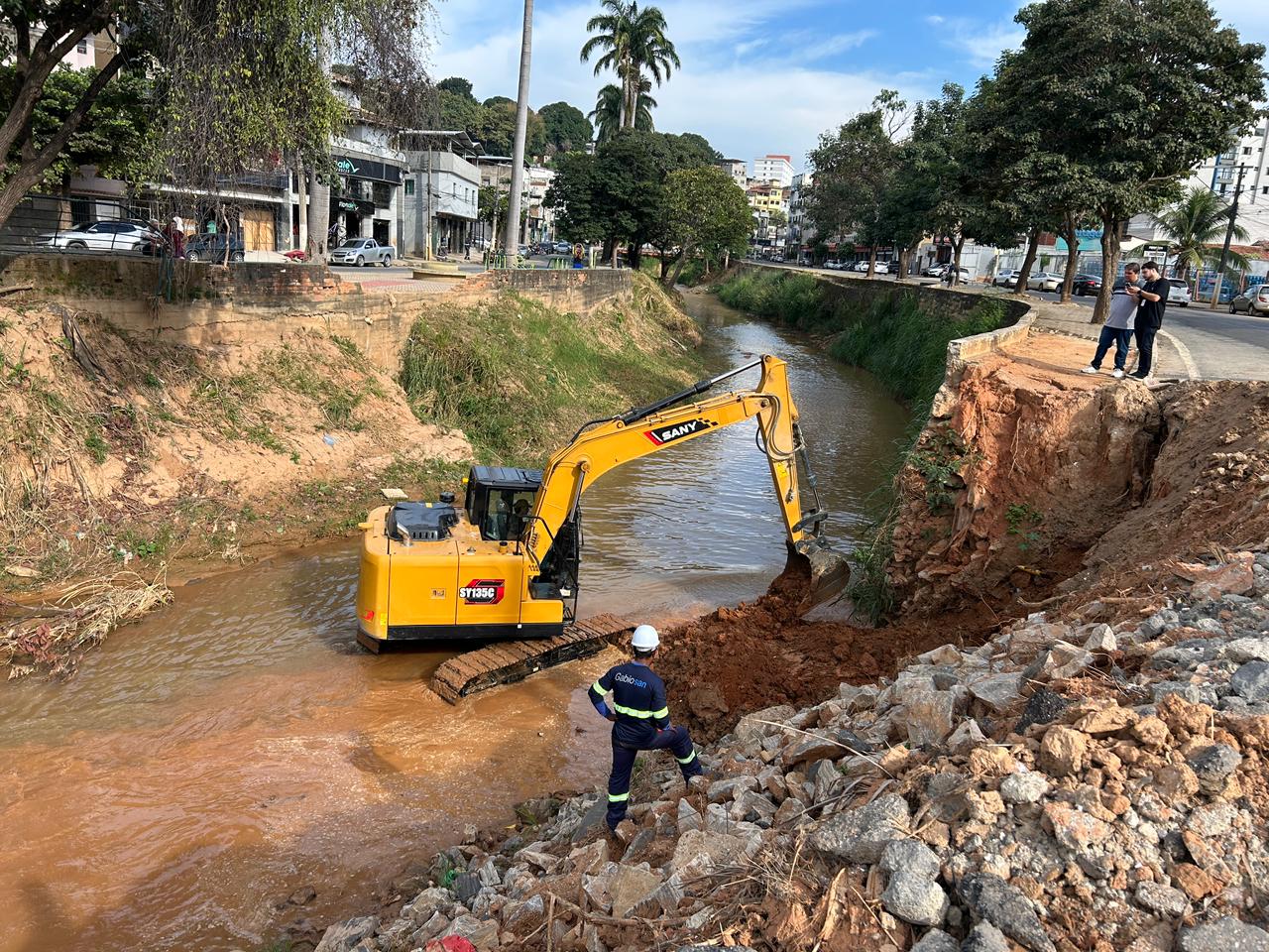 Obra na Beira-Rio Máquina da prefeitura na Av. Beira-Rio, próximo à Viacar Veículos. Foto: PMU