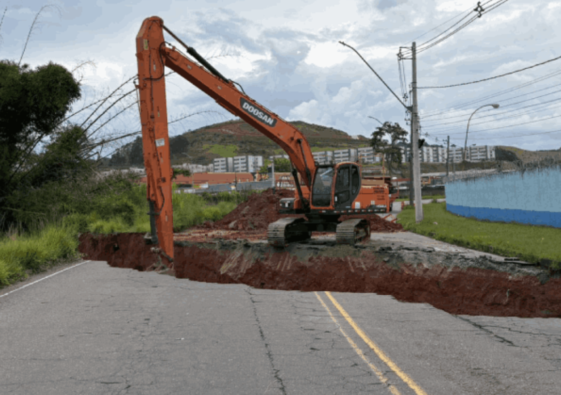 Chuvas de fevereiro formaram cratera gigante em via de JF. Foto PMJF