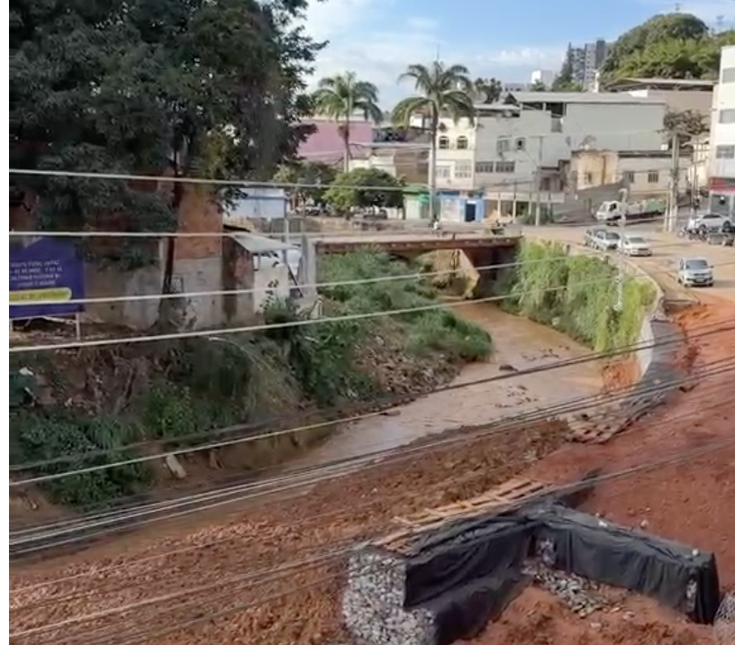 População diz que ritmo da obra diminuiu nas últimas semanas.