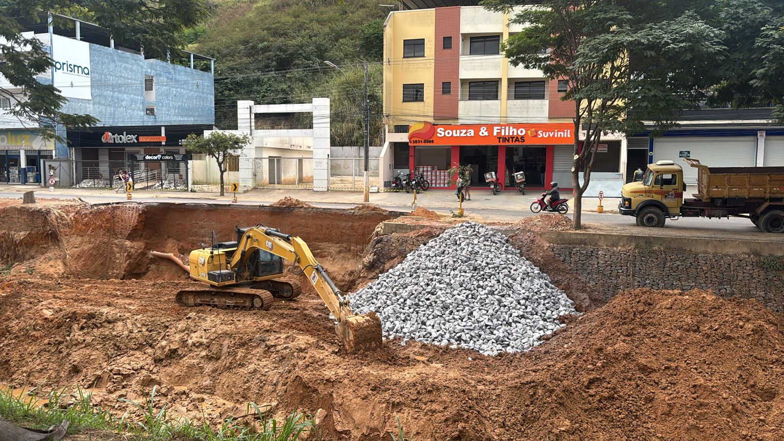 Imagem enviada por morador mostra obra parada às 15h desta quarta-feira (3.6)