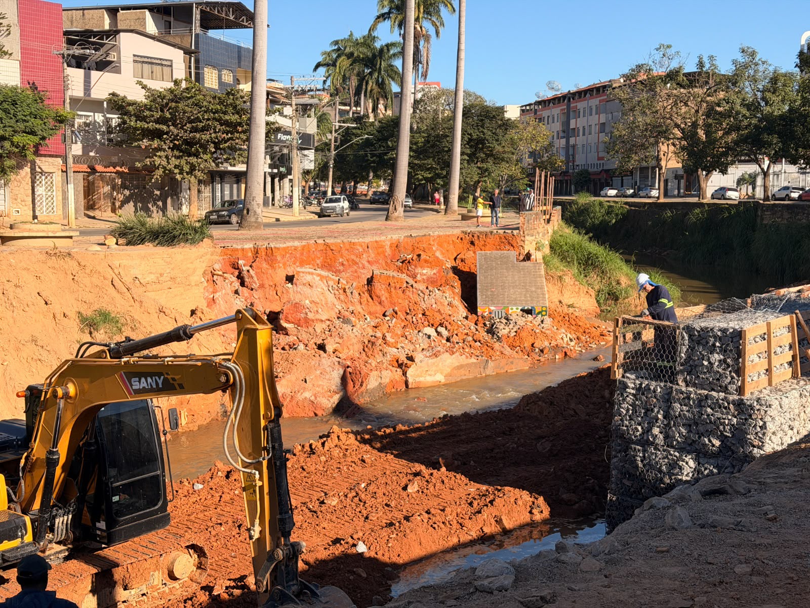 Obra de reconstrução em frente ao muro que desabou. Foto PMU