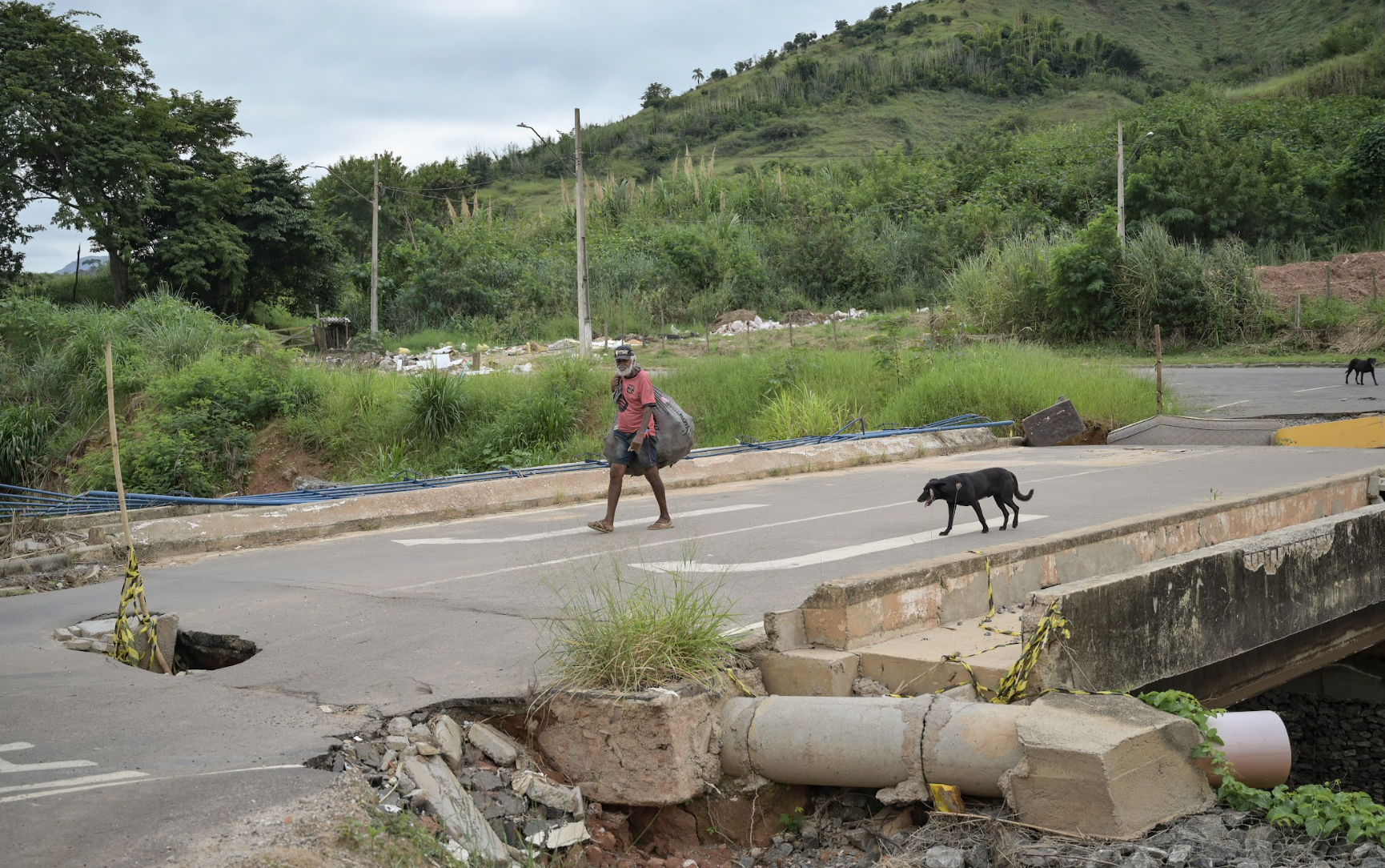 Ponte próxima ao Bahmas Mix sem  guarda-corpo. Foto Washington Alves/Light Press