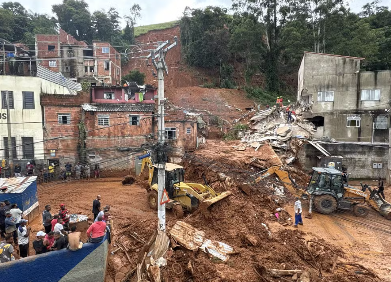 Deslizamento provocado pela chuva em Juiz de Fora. Foto Corpo de Bombeiros/MG