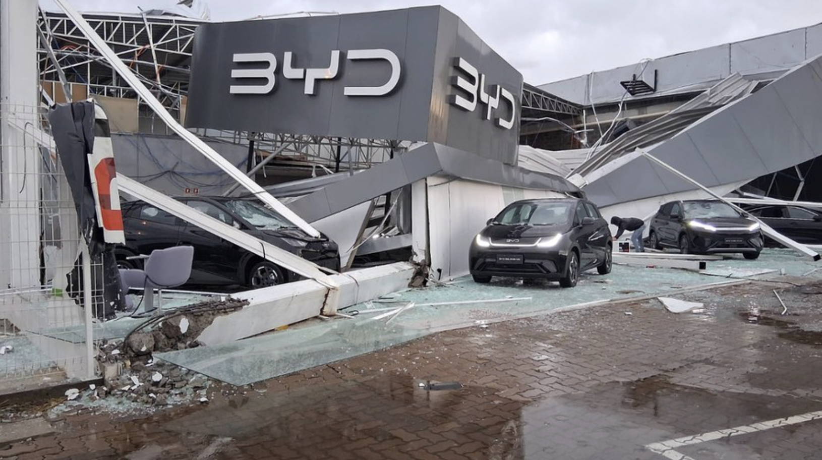 Telhado de concessionária destruído pela chuva em Osório (RS). Foto Prefeitura de Osório