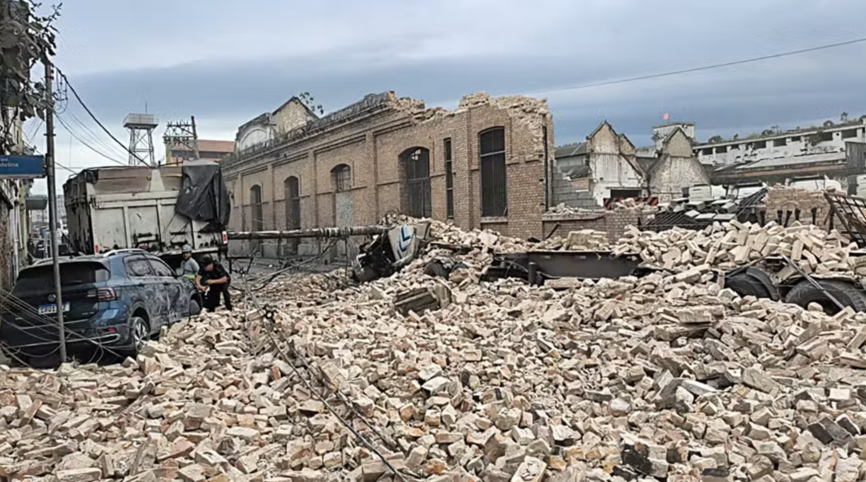 Imóveis foram destelhados e este armazém desabou em Santos. Foto Prefeitura/Divulgação