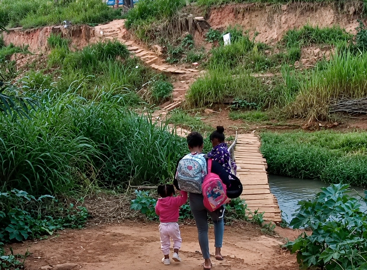 Fazendinha Pinguela construída pela comunidade do Fazendinha. Foto: Reprodução de vídeo
