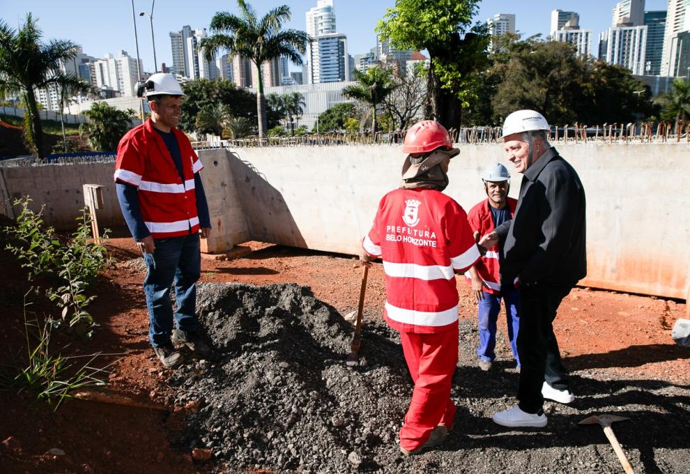 Prefeito de BH, Álvaro Damião, no Belvedere | Foto: Rodrigo Clemente, PBH