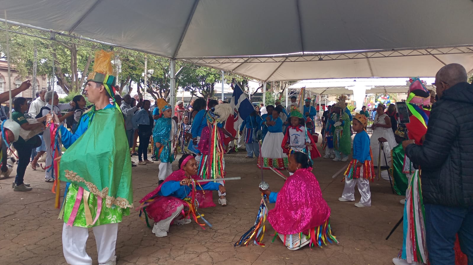 Congado 2 Grupo de Congado se apresenta em Ubá, na Praça São Januário. Foto: Arquivo Pessoal
