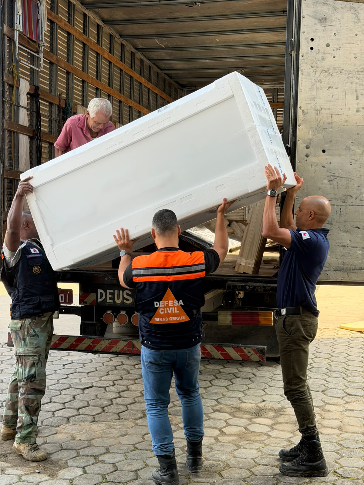 Geladeira do Kit Recomeço é entregue a família de Ubá. Foto: Governo de Minas