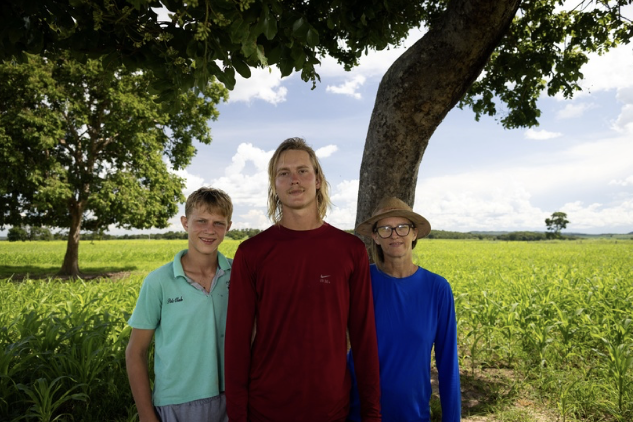 Case MT Adrian Stanke e família, da Fazenda Laranjal, em Nova Xavantina (MT): aumento de 27% na produtividade de leite. Foto: Elizeo Garcia/TNC Brasil
