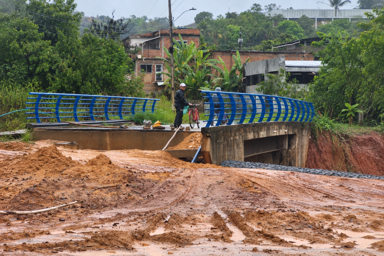 Construtora diz que só retoma obra de ponte após aditivo de R$ 250 mil; prefeitura busca recursos