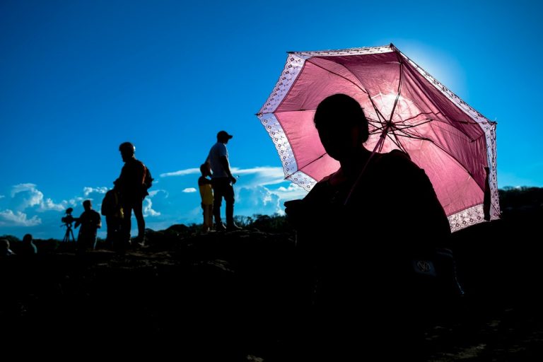 Calor extremo eleva consumo de energia em 40% e pressiona alimentos; setor de bebidas vende mais